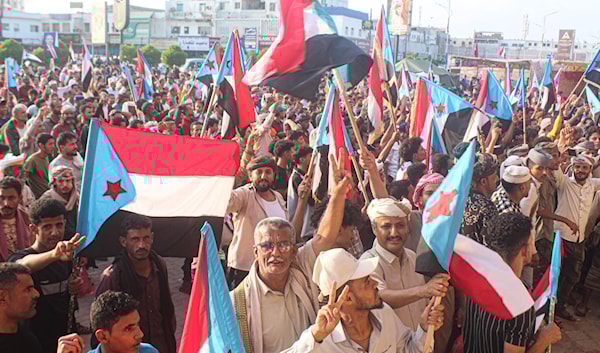 أنصار "المجلس الانتقالي الجنوبي" يرفعون أعلام الانفصال خلال تجمع في عدن (أ ف ب)