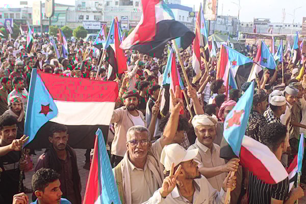 أنصار "المجلس الانتقالي الجنوبي" يرفعون أعلام الانفصال خلال تجمع في عدن (أ ف ب)