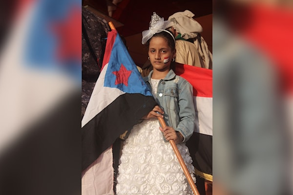 فتاة يمنية تشارك في تجمع نظّمه "المجلس الانتقالي الجنوبي" في عدن (أ ف ب)