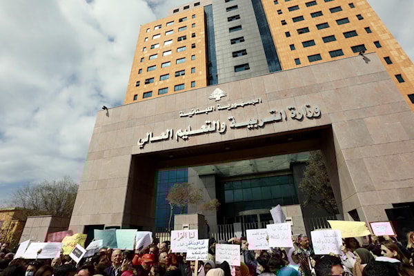 اعتصام أساتذة التعليم الرسمي أمام وزارة التربية (مروان بو حيدر)