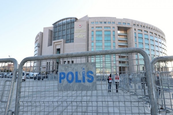 كانت السلطات قد أوقفت نحو 40 شخصاً الأسبوع الماضي بشأن شبهات تتعلّق بالمراهنات غير القانونية والتلاعب بنتائج المباريات.