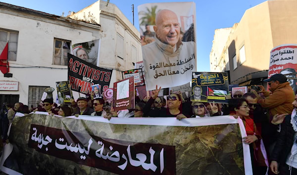 في تظاهرة كان شعارها: «المعارضة ليست جريمة» (أ ف ب)