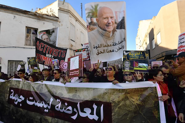 في تظاهرة كان شعارها: «المعارضة ليست جريمة» (أ ف ب)