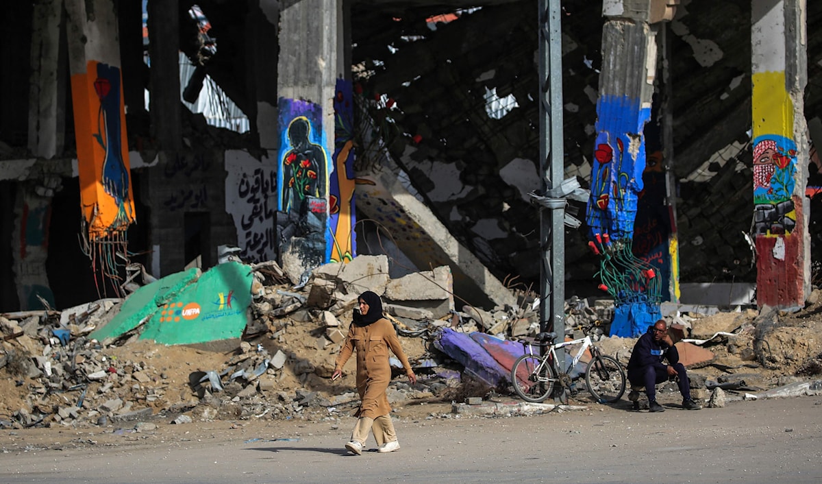«المواصلات مرتفعة والخبز يحتاج إلى المال» (أ ف ب)