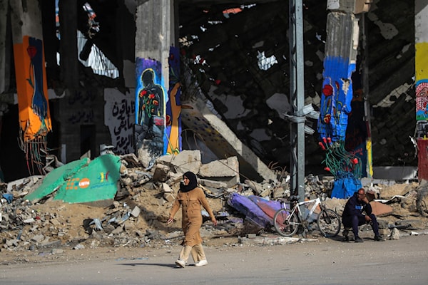 «المواصلات مرتفعة والخبز يحتاج إلى المال» (أ ف ب)