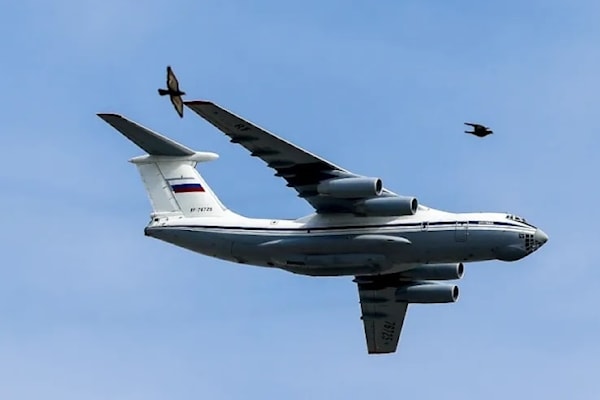 طائرة شحن «إليوشن إيل 76» خلال استعراض عسكري بموسكو في أيار الماضي (الأناضول)