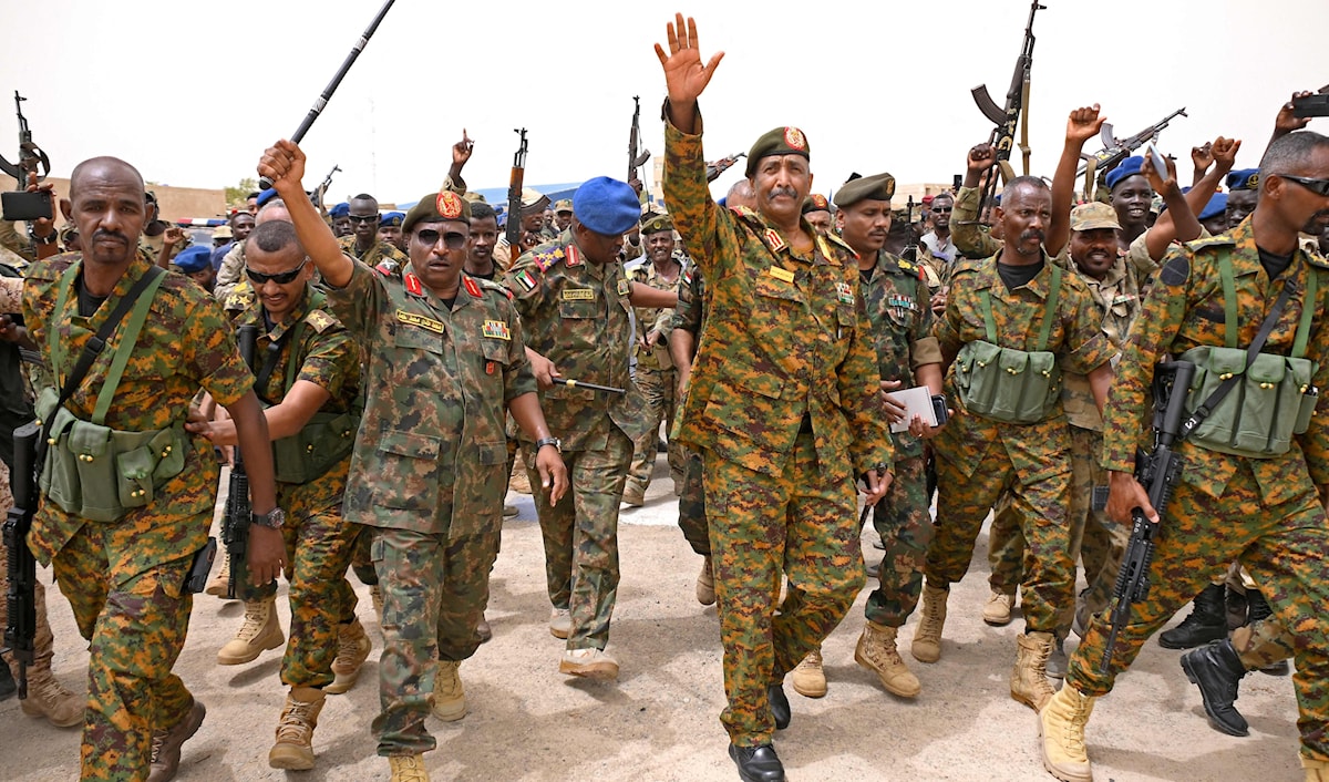 رئيس الجيش السوداني عبد الفتاح البرهان يزور قاعدة فلامنغو البحرية في مدينة بورتسودان (أ ف ب)