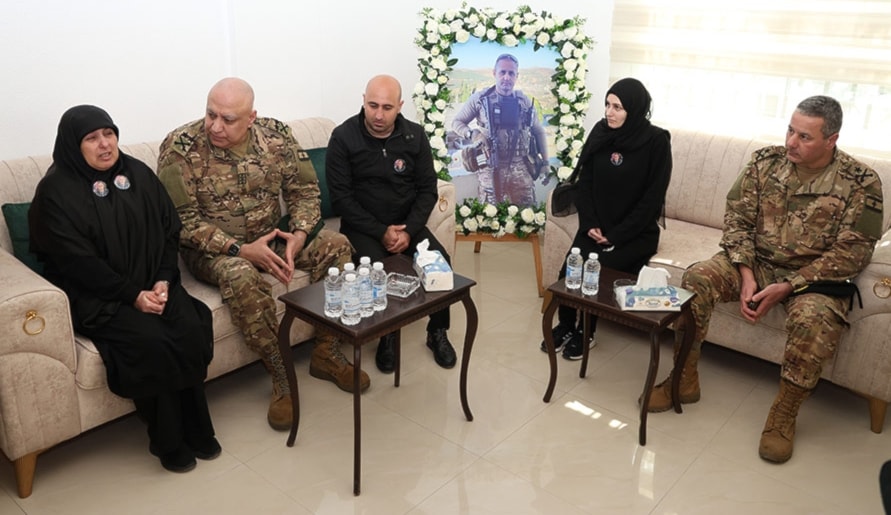 قائد الجيش مُعزّيًا عائلة المقدم الشهيد محمد فرحات (مديرية التوجيه)