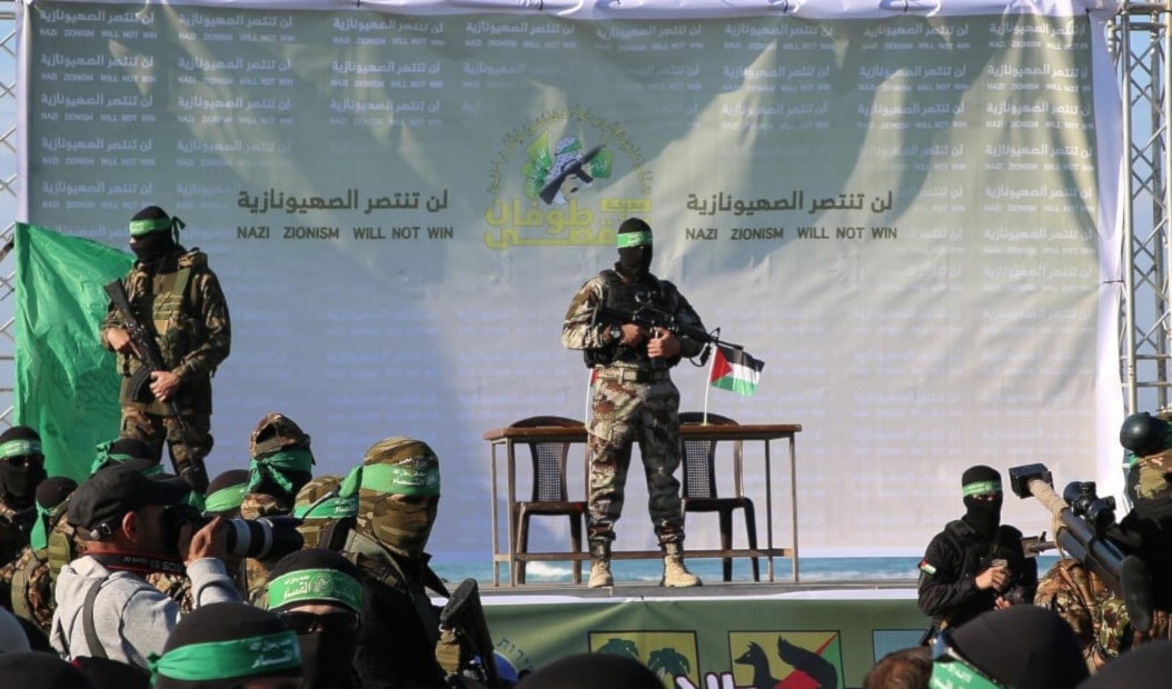 «حماس» تسلّم ثلاثة أسرى إسرائيليين