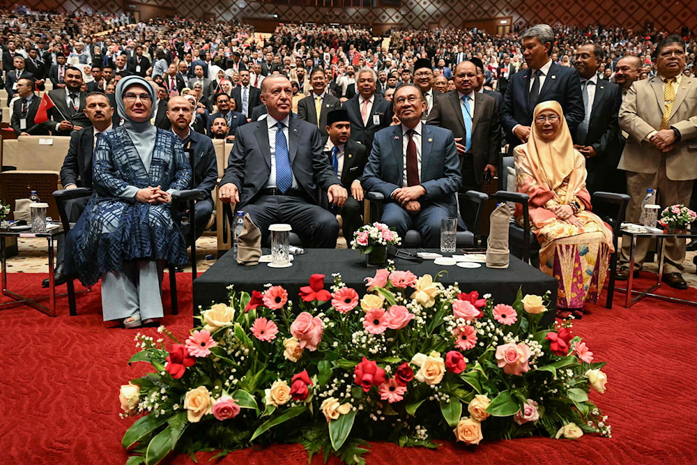 رئيس الوزراء الماليزي أنور إبراهيم والرئيس التركي رجب طيب أردوغان إلى جانب زوجتيهما السيدة الأولى التركية أمينة أردوغان والماليزية وان عزيزة وان إسماعيل في بوتراجايا اليوم (أ ف ب)