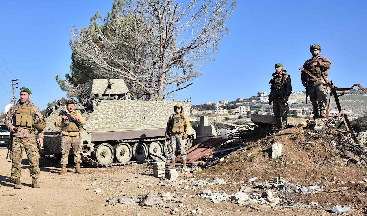 أبو كفاح: عملية تسليم المواقع العسكرية بدأت منذ أكثر من سنة، حيث تم تسليم موقع الدامور (أ ف ب)