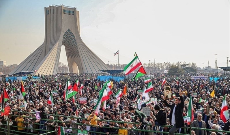 مسيرات تجوب المحافظات الإيرانية احتفالاً بذكرى انتصار الثورة الإسلامية (وكالة تسنيم)