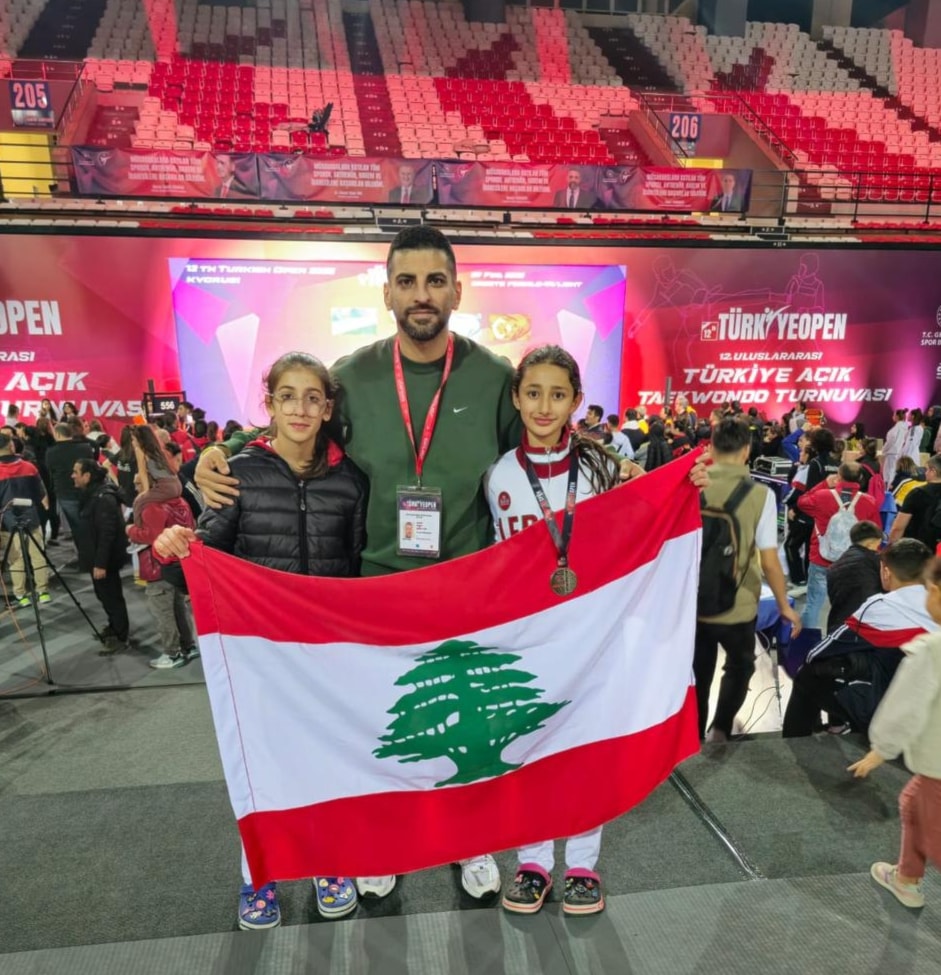 المدرب عبداللهي مع اللاعبتين الواعدتين عبود وإبراهيم