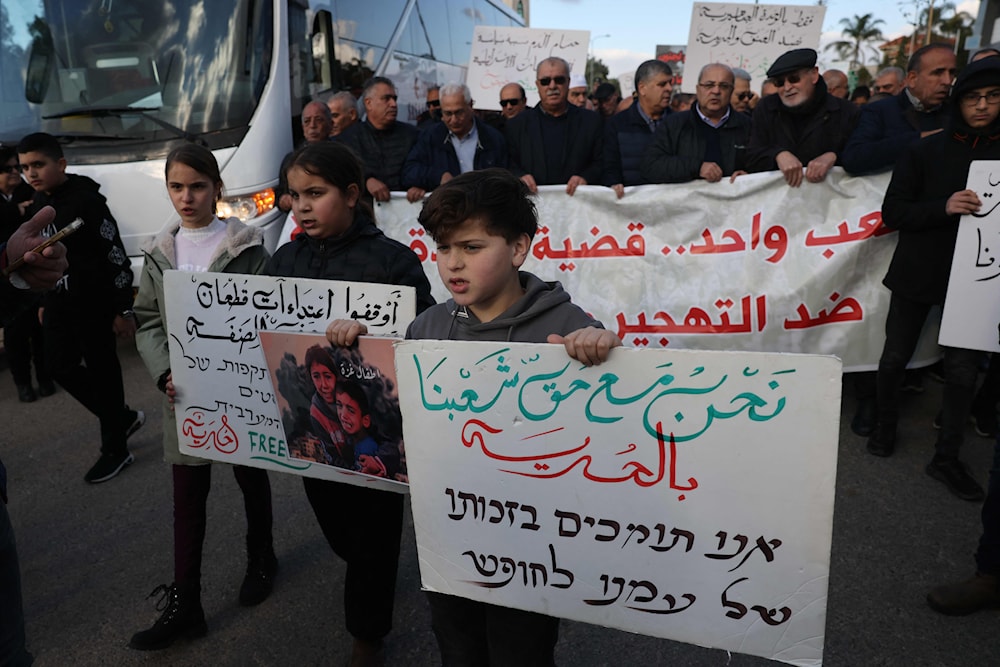 متظاهرون في بلدة أم الفحم ضد التهجير القسري للفلسطينيين (أ ف ب)