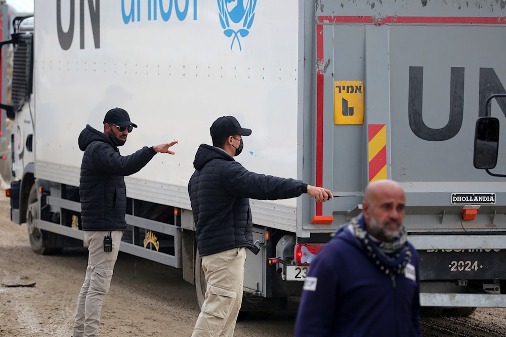 سيارة تابعة للأمم المتحدة عند حاجز على طريق صلاح الدين في المغراقة وسط قطاع غزة أمس (أ ف ب)