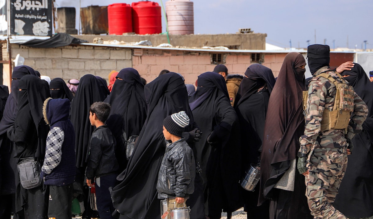 صورة لنازحين إلى جانب قوات سوريا الديمقراطية في مخيم الهول بتاريخ 9 شباط 2025 (أ ف ب)