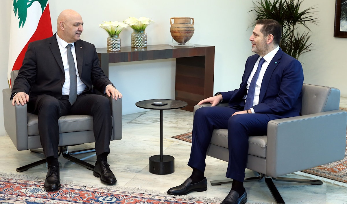 عون مستقبلاً رئيس الحكومة الأسبق سعد الحريري في بعبدا (أ ف ب)