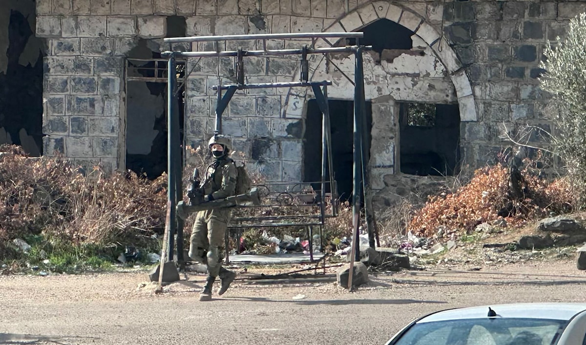 اقتحمت قوة معادية، مجدّداً، قرية عابدين في ريف درعا الغربي (أ ف ب)