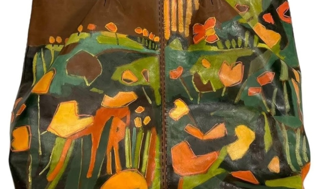 حقيبة جلدية تحمل توقيع الفنانة ليلى داغر