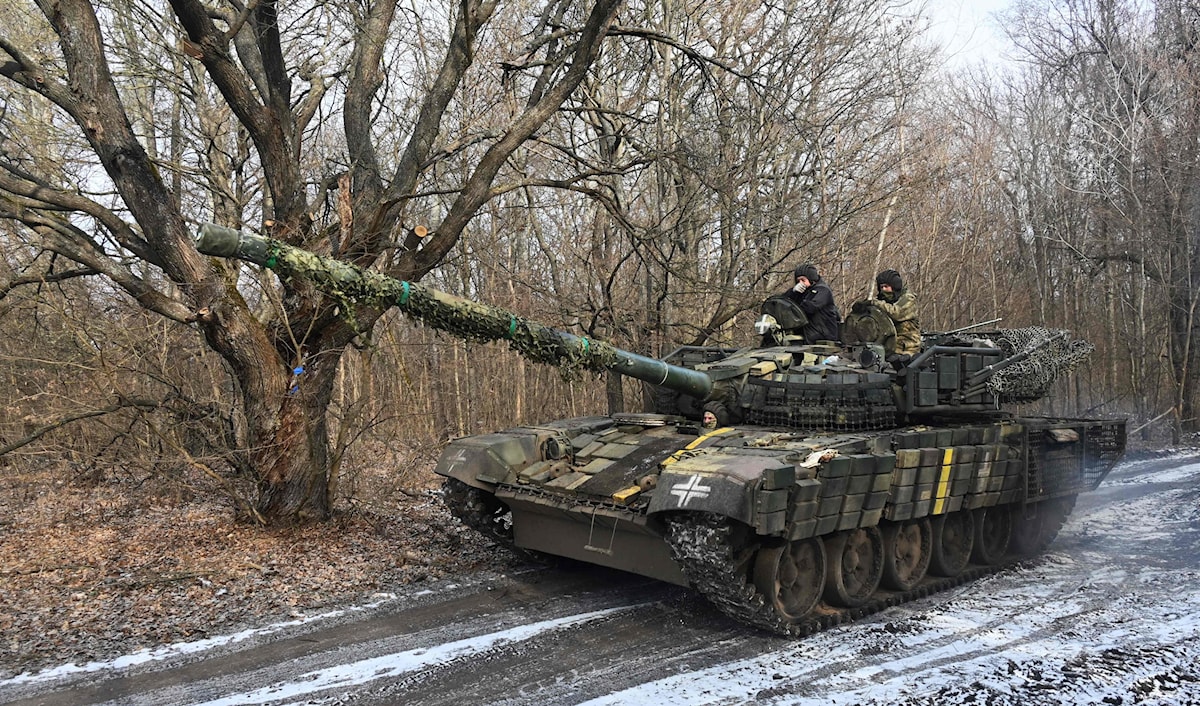 جنود أوكرانيون من لواء الدبابات الثالث التابع للقوات البرية الأوكرانية في منطقة خاركيف (أ ف ب)