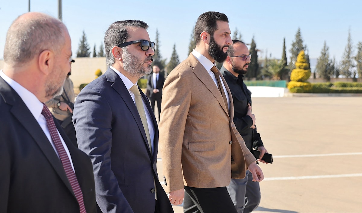أثار الكشف عن أسماء أعضاء اللجنة التحضيرية ردود فعل متفاوتة في المجتمع السوري (أ ف ب)