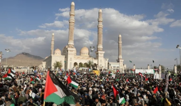 عودة اليمنيين إلى الساحات تضامناً مع قطاع غزة (أ ف ب)