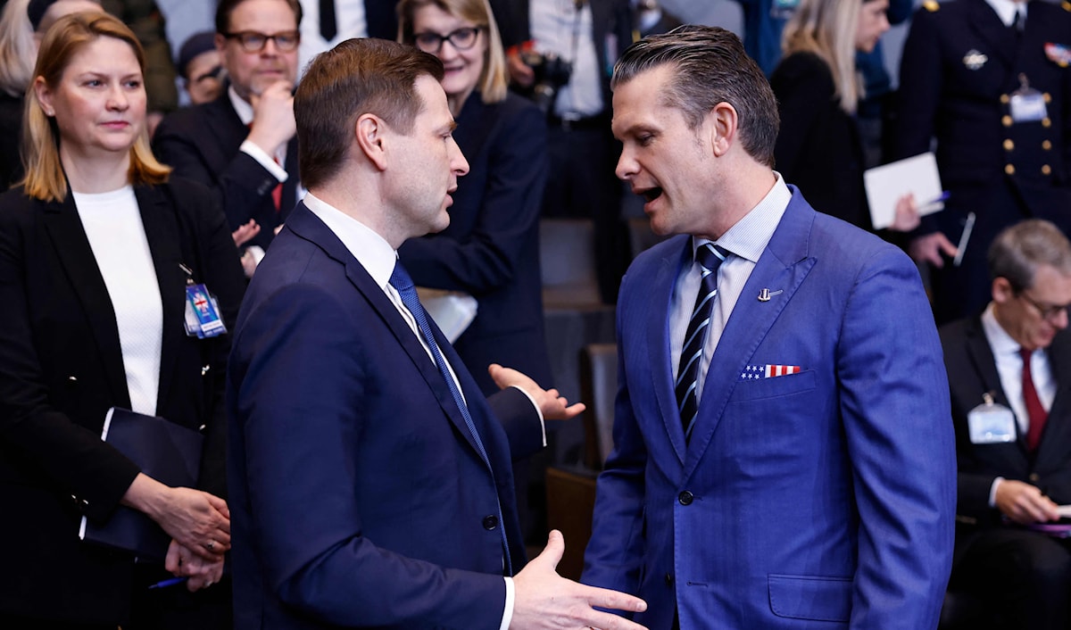 هيغسيث مع نظيره الإستوني قبل اجتماع لوزراء دفاع الدول الأعضاء في حلف «الناتو» في بروكسل اليوم (أ ف ب)