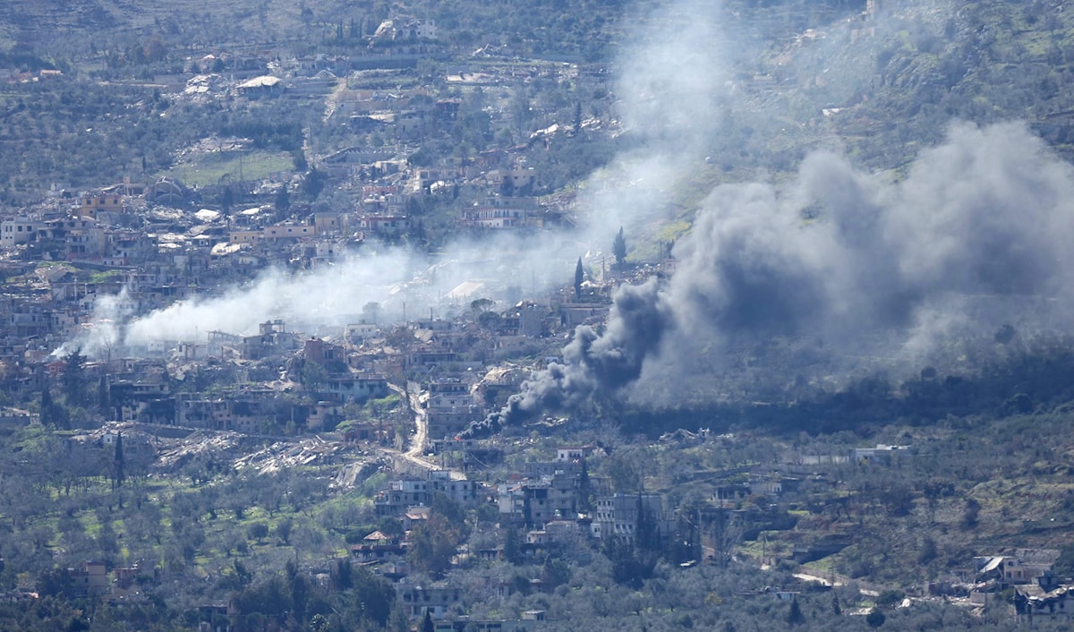 الدخان يتصاعد من بلدة كفركلا الحدودية خلال عمليات للجيش الإسرائيلي (أ ف ب)