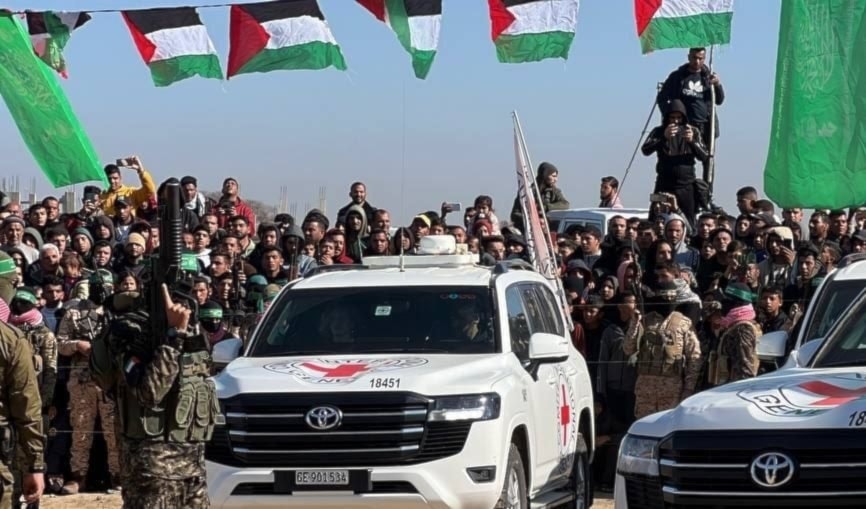 «القسام» تسلّم الدفعة السادسة من الأسرى (شبكة قدس)