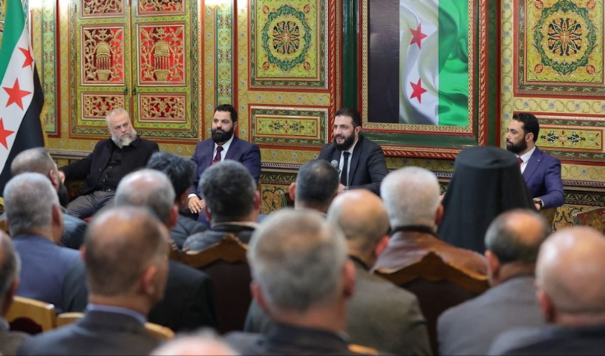 الرئيس السوري أحمد الشرع خلال اجتماعه بوجهاء وأعيان محافظة طرطوس خلال زيارته للمدينة اليوم (أ ف ب)