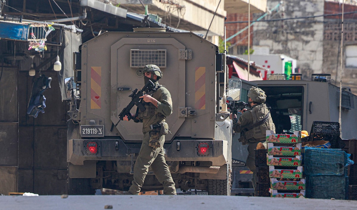 شن جيش العدو، صباح أمس، عملية عسكرية واسعة في البلدة القديمة في مدينة نابلس (أ ف ب)