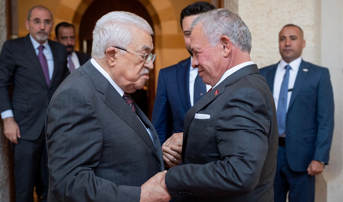 العاهل الأردني أثناء استقباله الرئيس الفلسطيني في القصر الملكي في 5 شباط (أ ف ب)