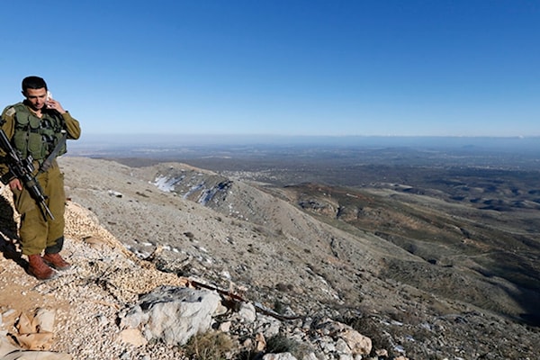 تحركت آليات قوات الاحتلال بشكل كثيف في المناطق التي تتمركز فيها في قمة جبل الشيخ (أ ف ب)