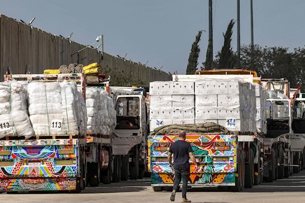 دخل إلى قطاع غزة، عبر معبر رفح البري، أمس، حوالي 300 شاحنة من المساعدات فقط (أ ف ب)