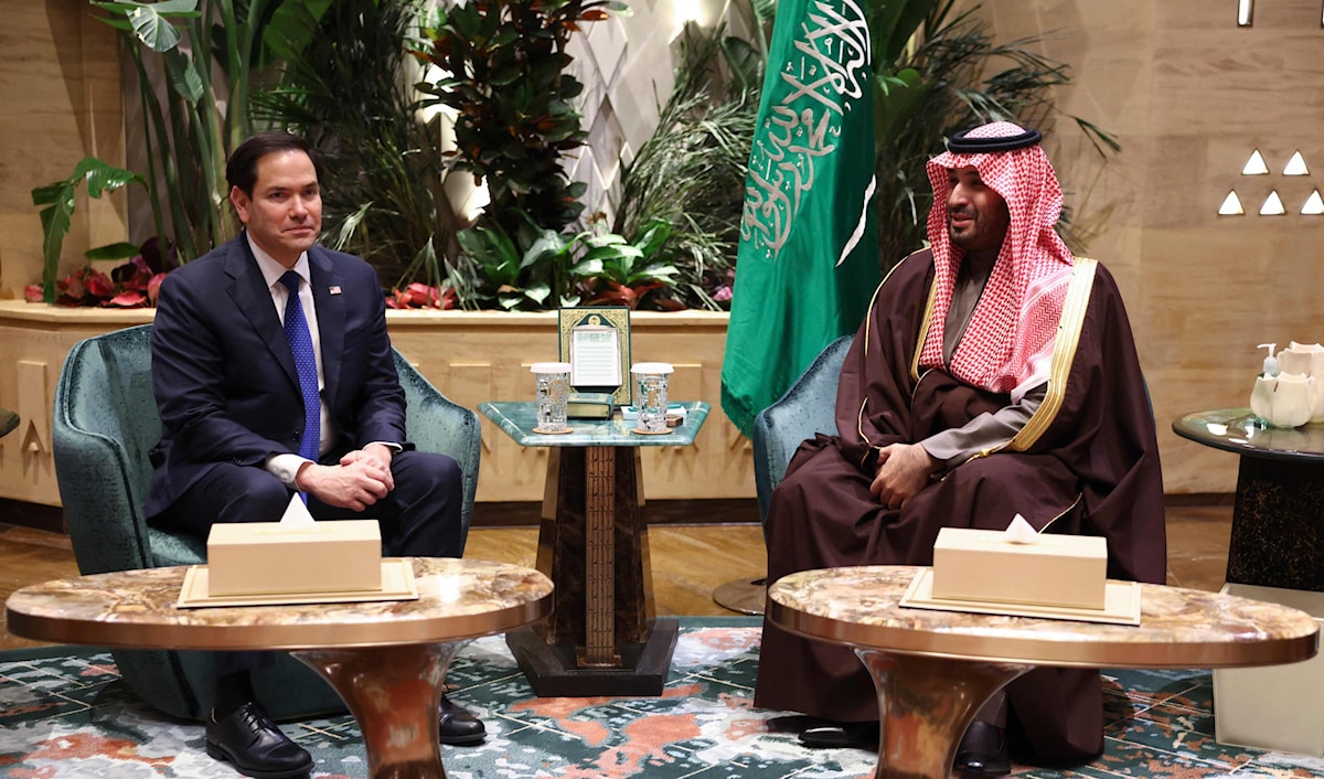 ابن سلمان مستقبلاً وزير الخارجية الأميركي في الرياض أمس (أ ف ب)