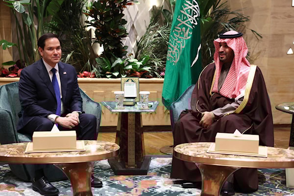 ابن سلمان مستقبلاً وزير الخارجية الأميركي في الرياض أمس (أ ف ب)