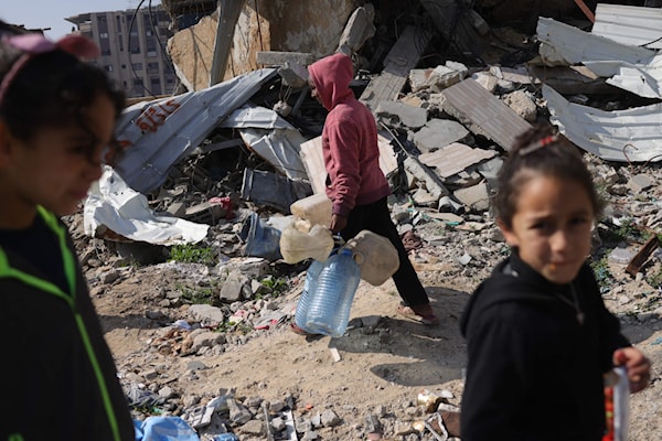 الحصول على المياه في قطاع غزة يتطلّب السير مسافات طويلة (أ ف ب)