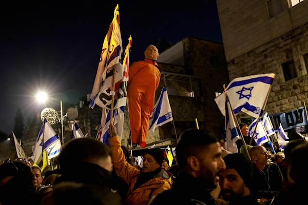 أهالي الأسرى الإسرائيليين يتظاهرون لمطالبة حكومة نتنياهو بإبرام صفقة تبادل سريعة (أ ف ب)