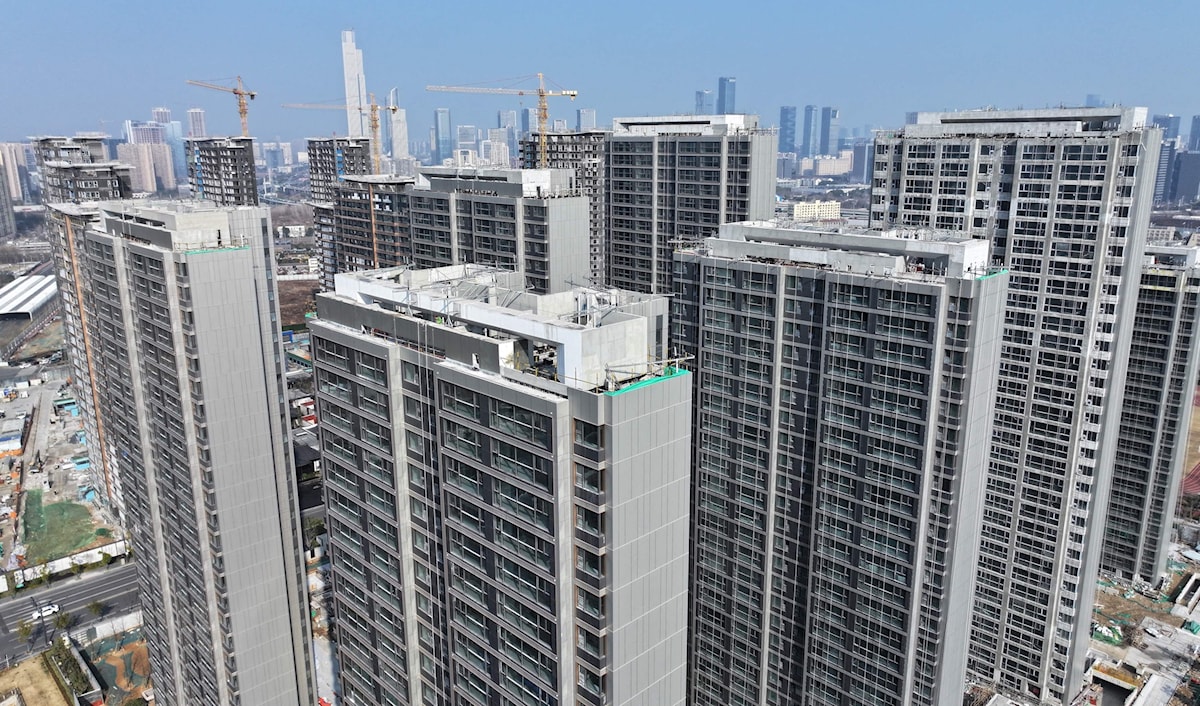 لم تعد الصين مصنعاً للعالم فحسب، بل أصبح اليوان الصيني إحدى عملات الاحتياطيات الدولية الرئيسية (أ ف ب)