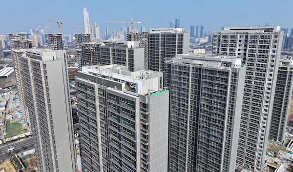 لم تعد الصين مصنعاً للعالم فحسب، بل أصبح اليوان الصيني إحدى عملات الاحتياطيات الدولية الرئيسية (أ ف ب)