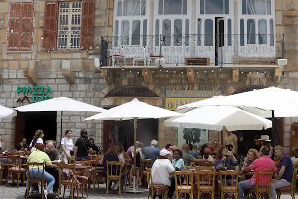 كان القطاع السياحي، من ابرز أركان قطاع الخدمات، إذ شكّل مصدراً أساسياً للدخل قبل عام 2011 (هيثم الموسوي)