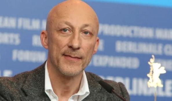 أوليفر هيرشبيغل مصوّراً بنية الاستبداد