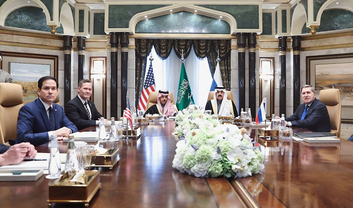 يرى مراقبون أنّ السعودية تسعى إلى تصوير نفسها على أنّها وسيط قوي «في تحقيق السلام» (أ ف ب)