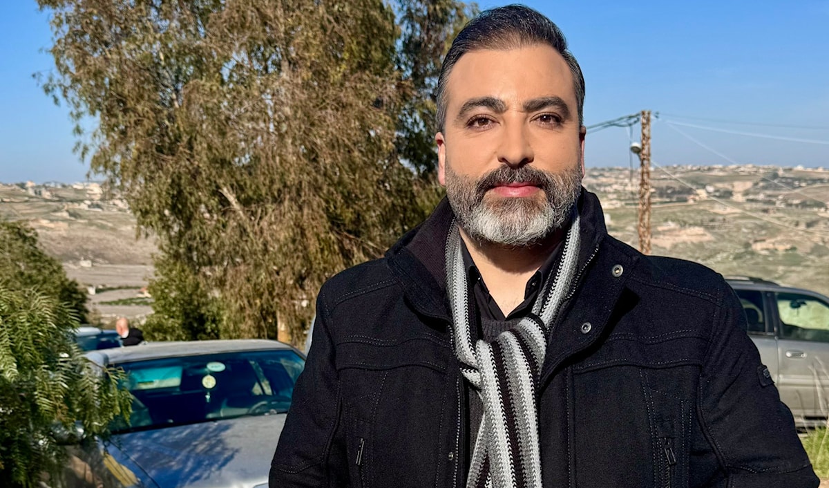 يطل محمد قازان مراسل قناة «المنار» في مجموعة فقرات سياسية