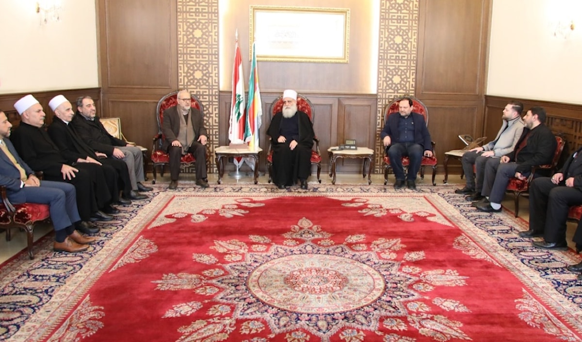 أبي المنى مستقبلاً وفد حزب الله في دار الطائفة (مشيخة العقل)