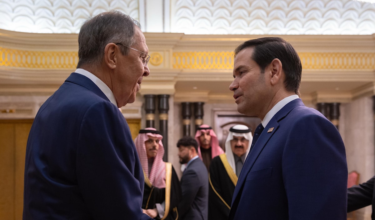 اتفق وزير الخارجية الأميركي ونظيره الروسي على «تعيين فرق رفيعة للبدء في العمل على مسار لإنهاء الصراع في أوكرانيا» (أ ف ب)