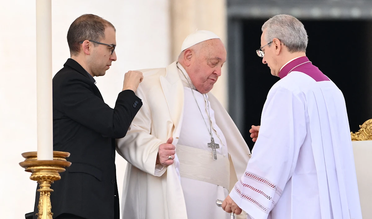 يثير دخول البابا المستشفى للمرة الرابعة في أقل من أربع سنوات تساؤلات حول صحته (أ ف ب)