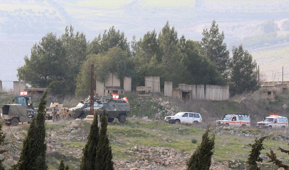 توجه موكب مشترك من الجيش اللبناني و«اليونيفيل» والصليب الأحمر اللبناني نحو سهل المجيدية بعد انسحاب قوات الاحتلال (أ ف ب)