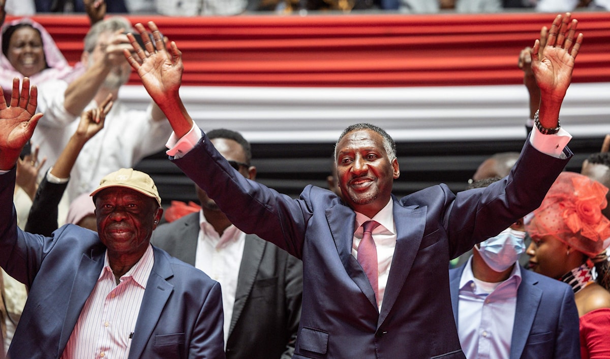 نائب وشقيق قائد «قوات الدعم السريع» عبد الرحيم حمدان دقلو (يمين) في نيروبي (أ ف ب)