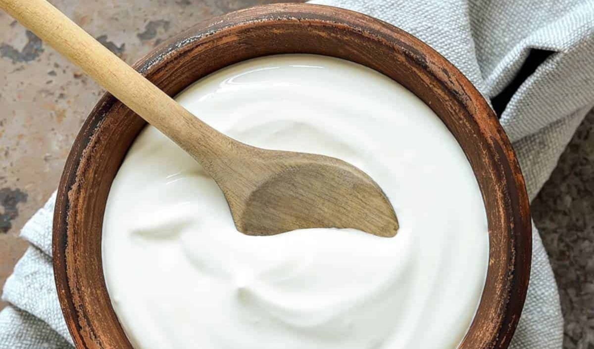 عند اختيار الزبادي، يُفضَّل البحث عن الأنواع الطبيعية غير المحلاة